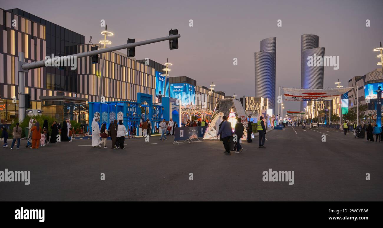 Lusail Boulevard a Lusail , Qatar, che mostra la sfilata Hello Asia dei paesi che partecipano alla Coppa Asiatica AFC 2023 che celebra la diversità delle culture asiatiche Foto Stock