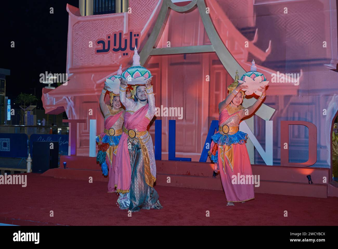 Lusail Boulevard, Lusail City, Qatar mostra la sfilata Hello Asia dei paesi partecipanti alla Coppa asiatica AFC 2023 . Danza folcloristica tailandese Foto Stock