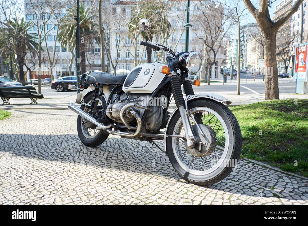 Una vecchia moto BMW per le strade di Lisbona Foto Stock