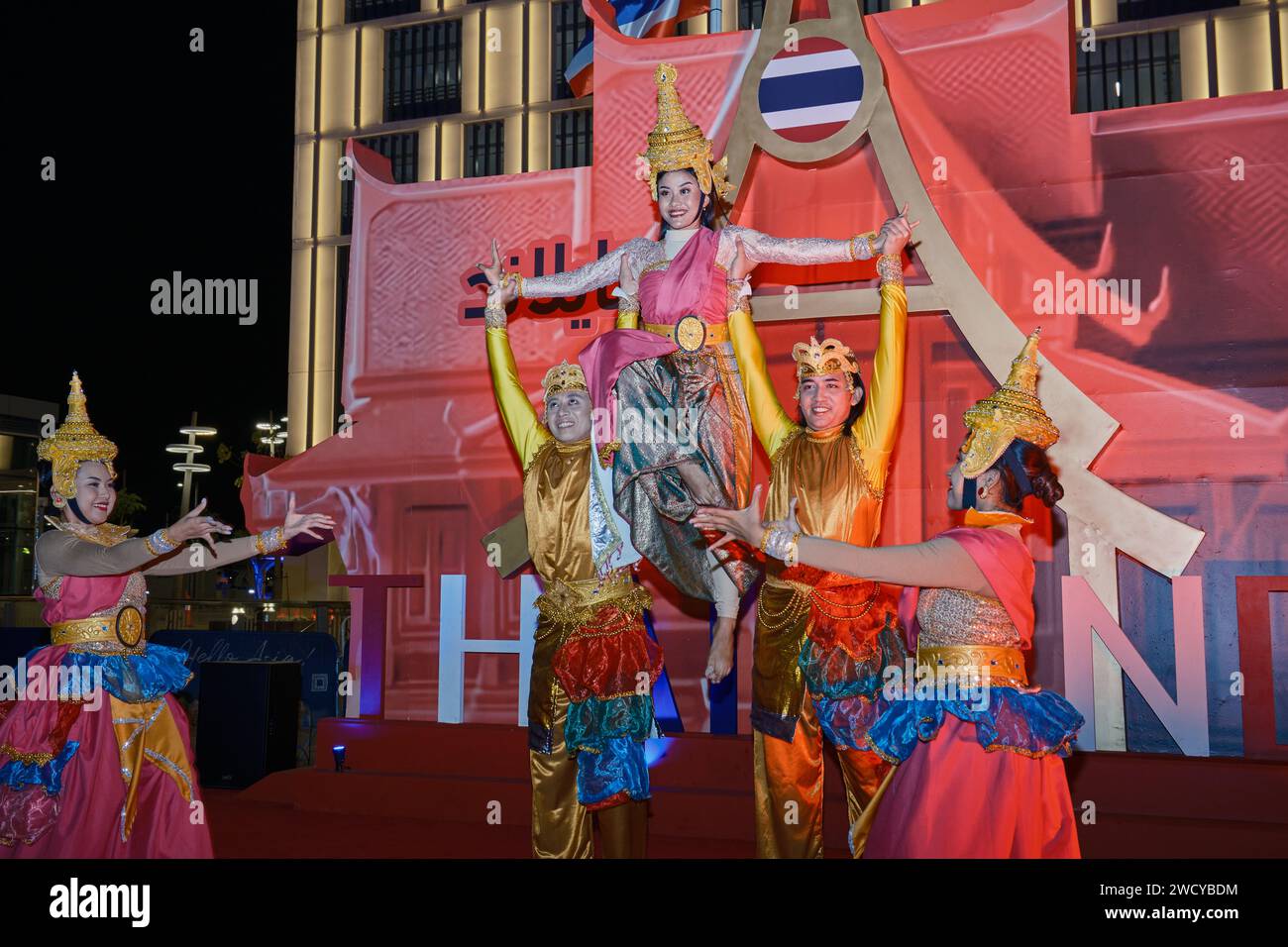 Lusail Boulevard, Lusail City, Qatar mostra la sfilata Hello Asia dei paesi partecipanti alla Coppa asiatica AFC 2023 . Danza folcloristica tailandese Foto Stock