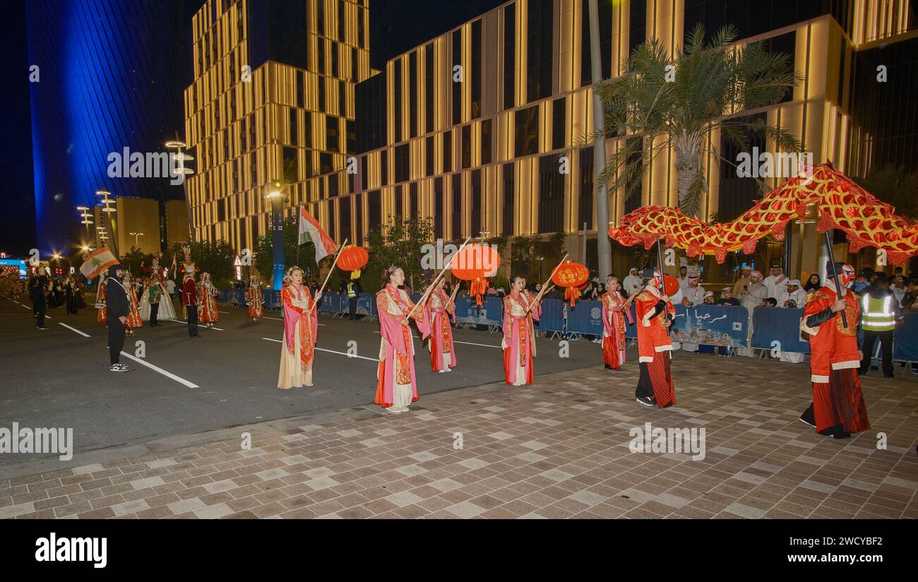 Lusail Boulevard, Lusail City, Qatar, mostra la sfilata Hello Asia dei paesi che partecipano alla Coppa asiatica AFC 2023 che celebra le culture asiatiche Foto Stock