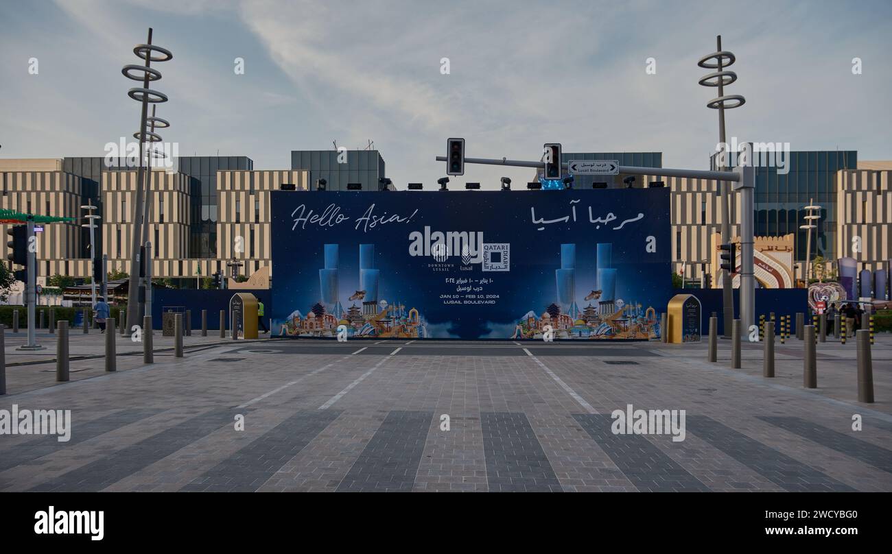 Lusail Boulevard a Lusail , Qatar, che mostra la sfilata Hello Asia dei paesi che partecipano alla Coppa Asiatica AFC 2023 che celebra la diversità delle culture asiatiche Foto Stock