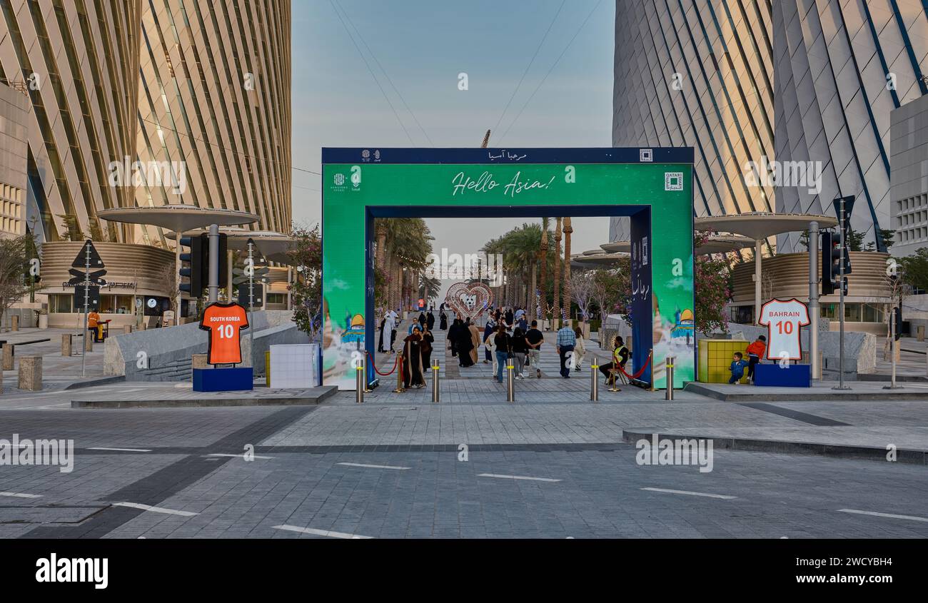 Lusail Boulevard a Lusail , Qatar, che mostra la sfilata Hello Asia dei paesi che partecipano alla Coppa Asiatica AFC 2023 che celebra la diversità delle culture asiatiche Foto Stock