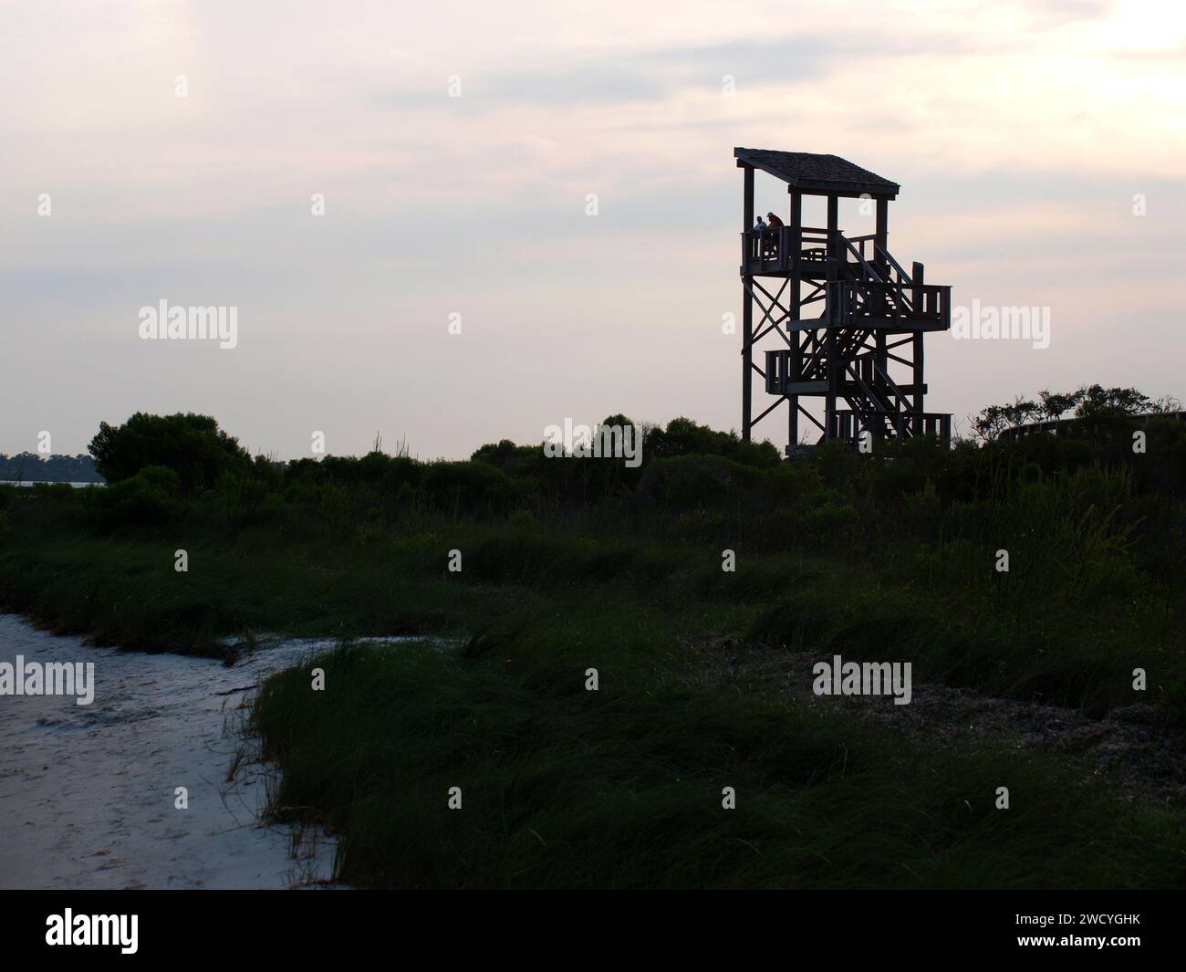 Pensacola, Florida, Stati Uniti - 21 giugno 2011: Torre di osservazione presso il Big Lagoon State Park al tramonto. Foto Stock