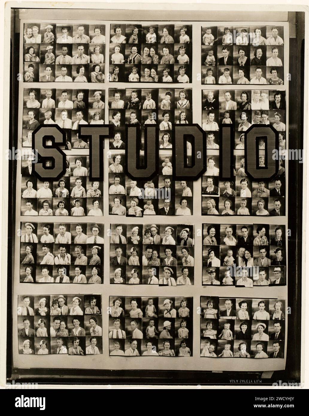 Penny Picture display, Savannah. Walker Evans. 1936. Stampa gelatina argento. Foto Stock