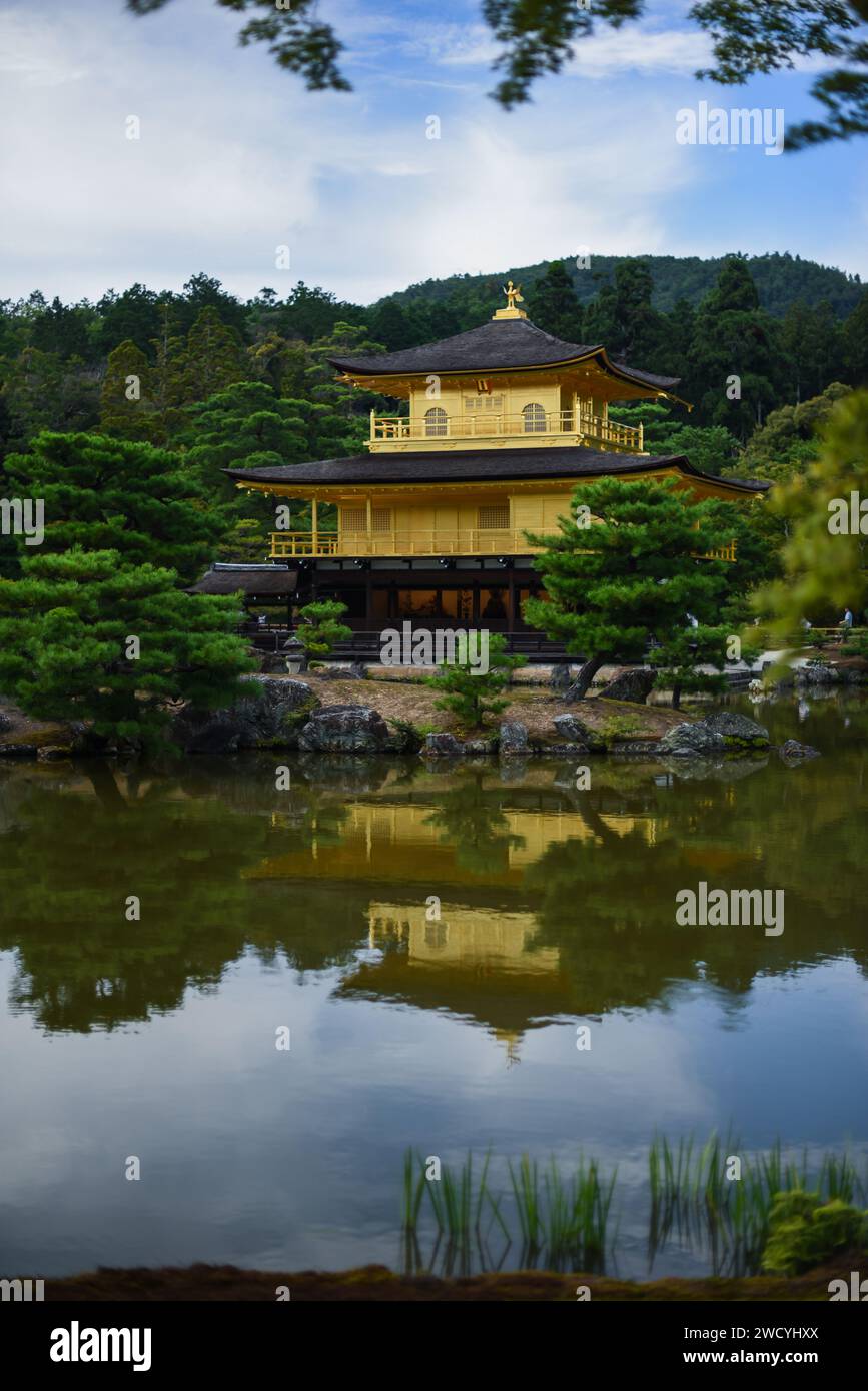 Kinkaku-ji, ufficialmente chiamato Rokuon-ji, è un tempio buddista Zen a Kyoto, Giappone Foto Stock