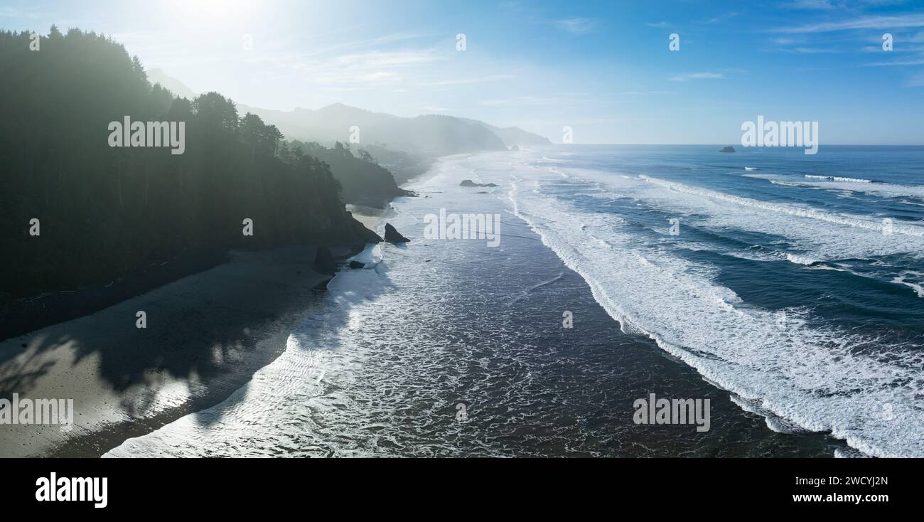 Il sole splende sulla costa dell'Oregon, vicino a Cannon Beach. Questa regione, dove la foresta incontra l'oceano, è conosciuta per la sua splendida costa. Foto Stock