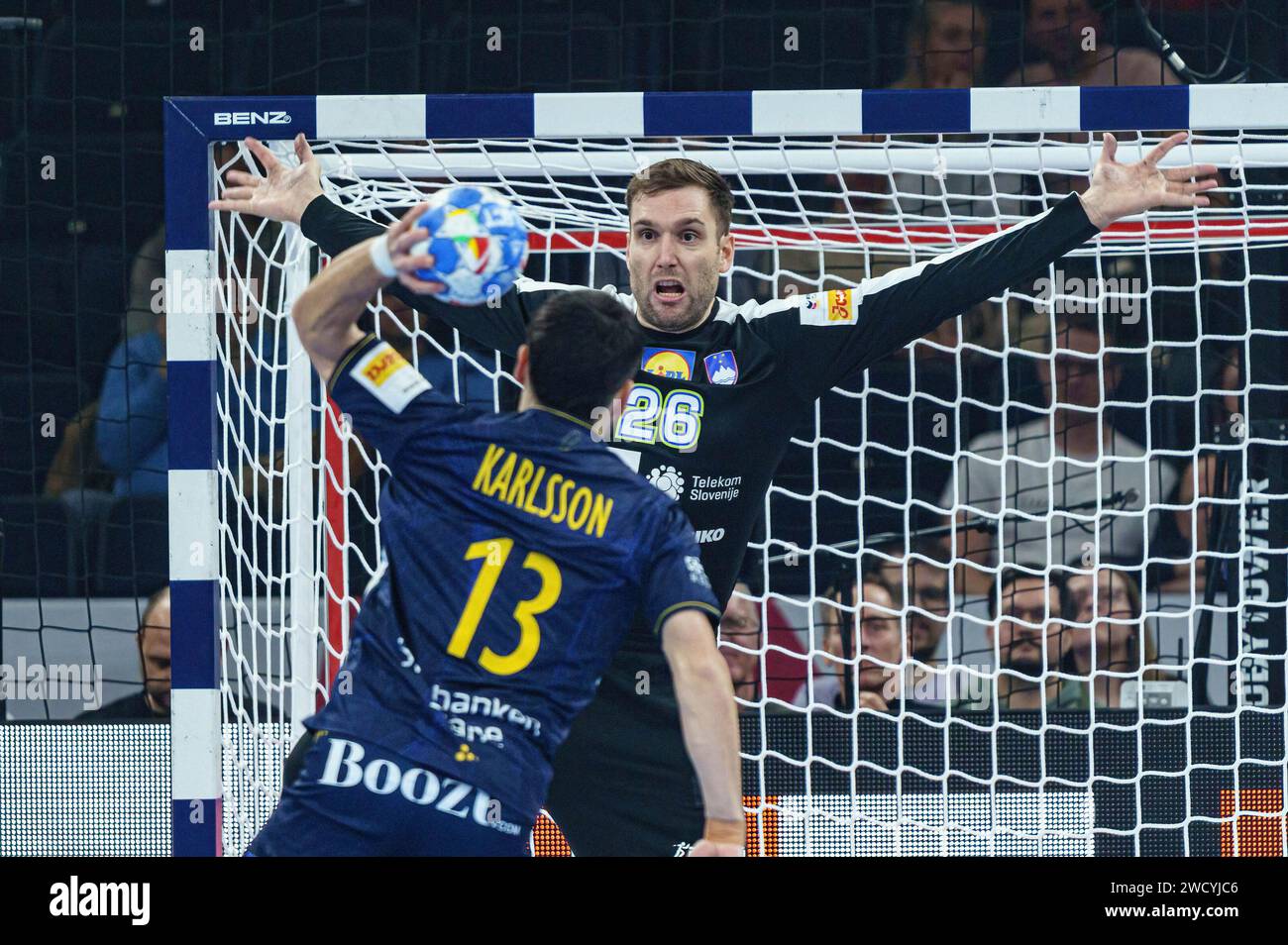 Amburgo, Deutschland. 17 gennaio 2024. 7 metri Wurf/Tor Sebastian Karlsson (Schweden, n. 13), Klemen Ferlin (Slowenien, n. 26) GER, Slowenien vs. Schweden, pallamano, Maenner, EHF Euro 2024, Hauptrunde 2, Spieltag 1, 17.01.2024 foto: Eibner-Pressefoto/Marcel von Fehrn credito: dpa/Alamy Live News Foto Stock