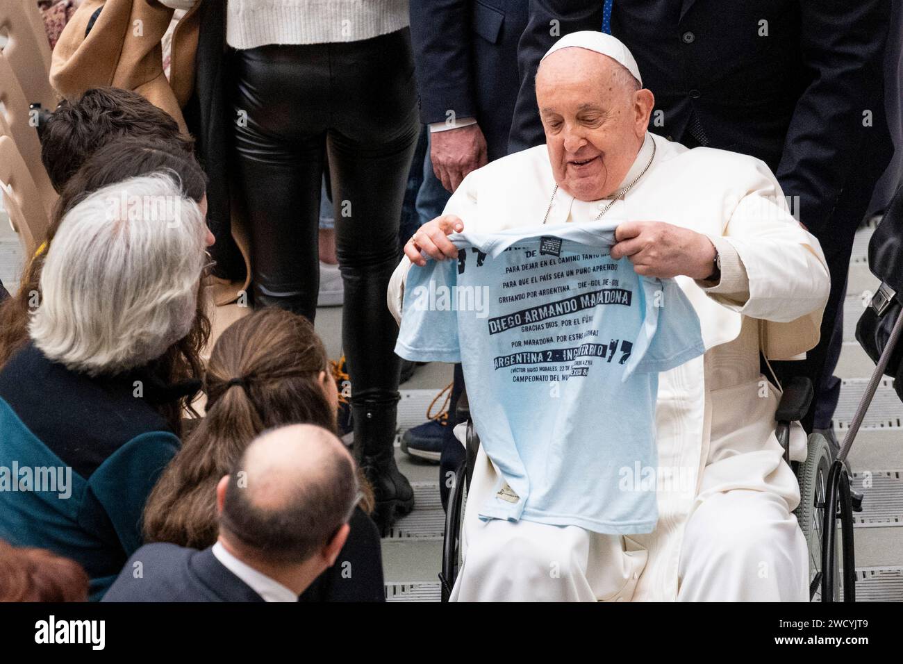 Vaticano, Vaticano. 17 gennaio 2024. Papa Francesco tiene una t-shirt durante il tradizionale mercoledì dell'udienza generale presso la sala dell'udienza Paolo vi. (Immagine di credito: © Stefano Costantino/SOPA Images via ZUMA Press Wire) SOLO EDITORIALE! Non per USO commerciale! Foto Stock