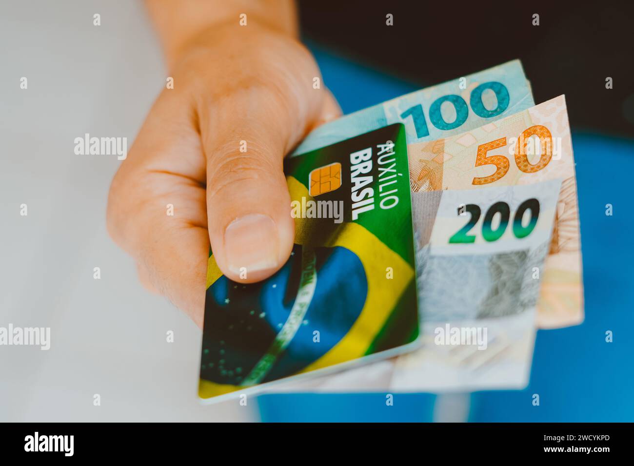 Brasile. 17 gennaio 2024. In questa foto la mano vista con in mano la carta Auxílio Brasil (Bolsa Família) con banconote da 100, 200, 50 provenienti dal Brasile (foto di Rafael Henrique/SOPA Images/Sipa USA) *** solo per scopi editoriali *** credito: SIPA USA/Alamy Live News Foto Stock