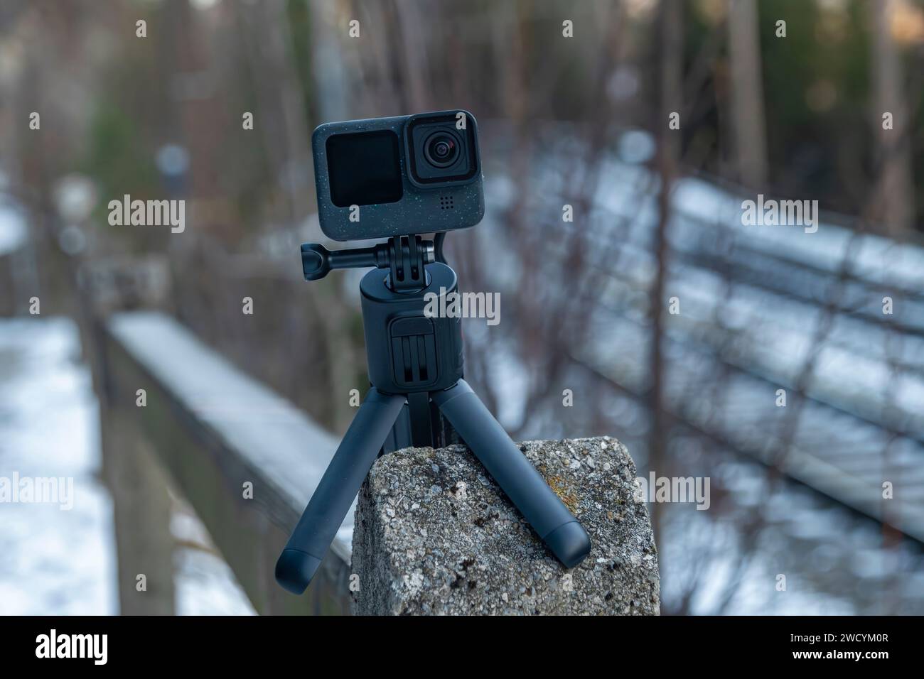 Piccola macchina fotografica e treppiede nelle soleggiate mattine invernali sulle montagne innevate Foto Stock