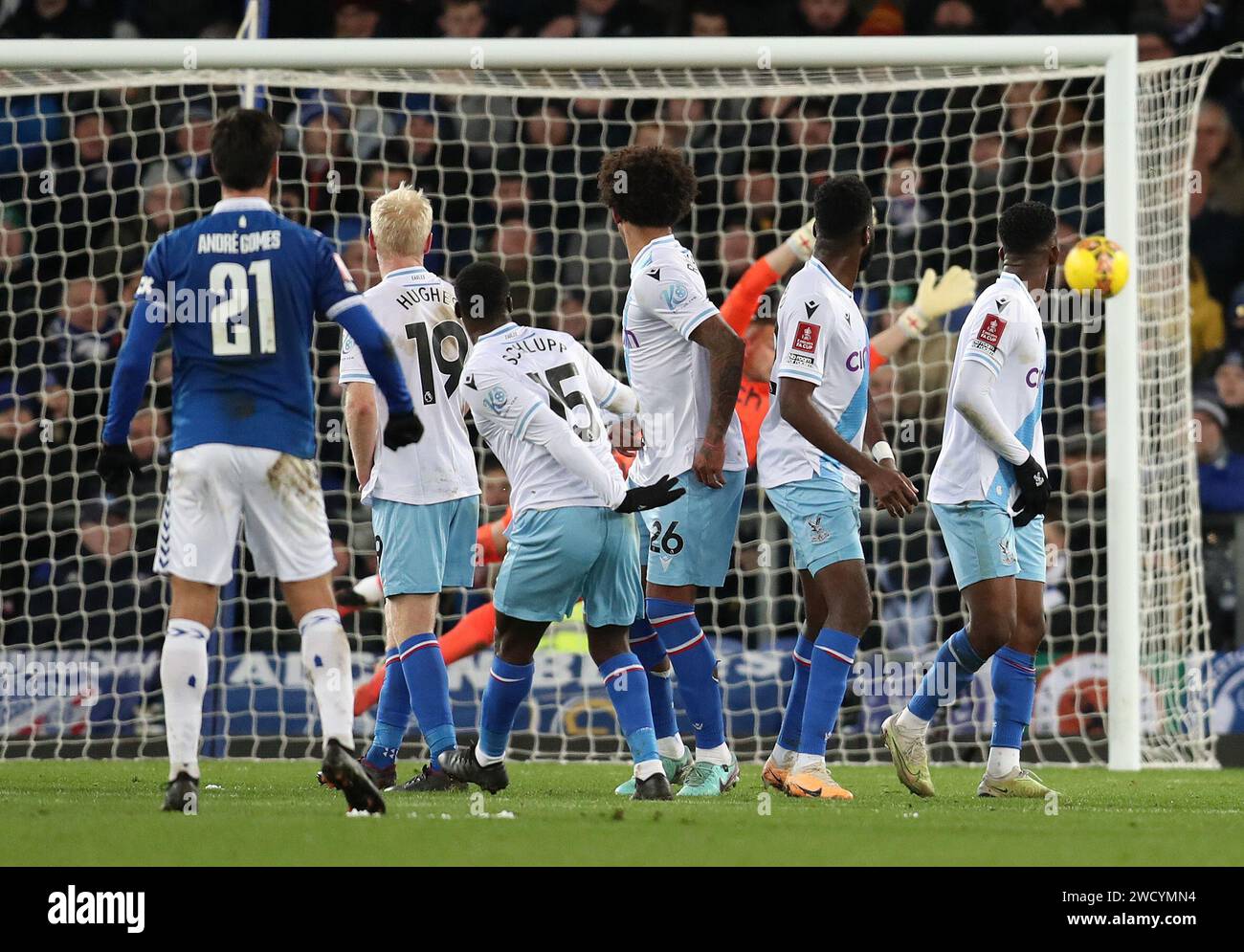 Goodison Park, Liverpool, Regno Unito. 17 gennaio 2024. Fa Cup Third Round Replay Football, Everton contro Crystal Palace; Andre Gomes dell'Everton riccola un calcio di punizione intorno al muro difensivo del Crystal Palace per dare alla sua squadra un vantaggio di 1-0 dopo 41 minuti credito: Action Plus Sports/Alamy Live News Foto Stock