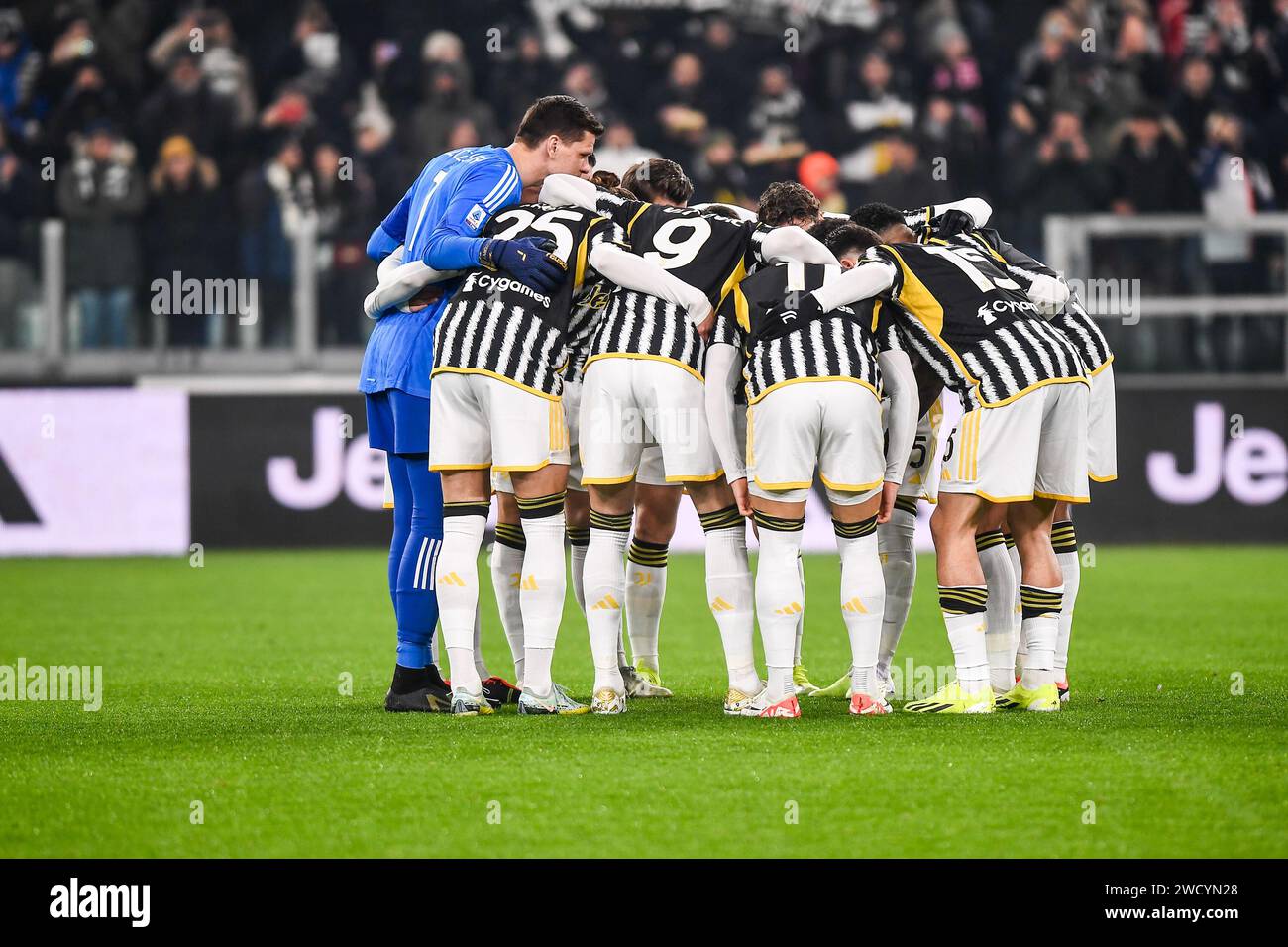 I giocatori della Juventus si abbracciano durante la partita di serie A tra Juventus FC e US Sassuolo allo stadio Allianz, il 16 gennaio 2024 a Torino, Italia Foto Stock