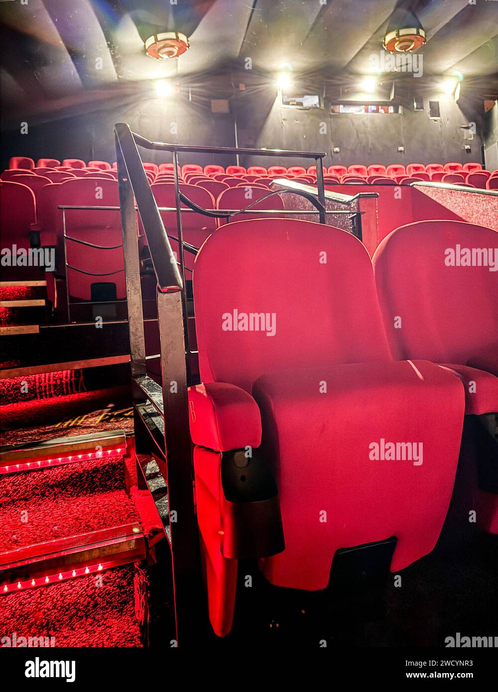 Posti a sedere rossi in un cinema in stile vintage nel Buckinghamshire. Foto Stock