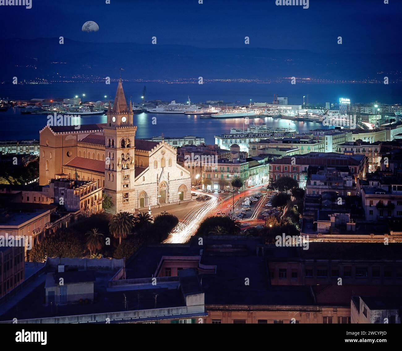 IT - ISOLA DI SICILIA: Città di Messina e Porto di notte (Fotografia di Edmund Nagele FRPS) Foto Stock