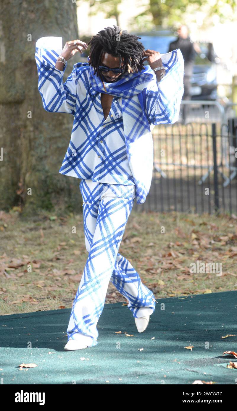 Foto da accreditare ©Alpha Press 078237 18/09/2023 Saint Jhn AKA Carlos St John Phillips LFW London Fashion Week 2023 Burberry Fashion Show arrivi Foto Stock