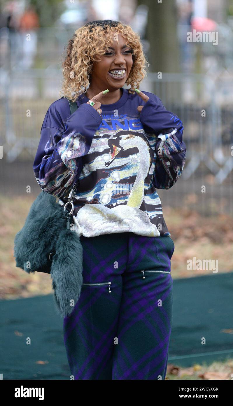 Foto deve essere accreditata ©Alpha Press 078237 18/09/2023 Guest LFW London Fashion Week 2023 Burberry Fashion Show arrivi Foto Stock