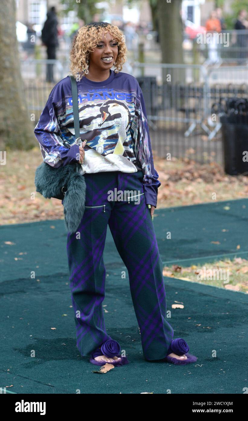 Foto deve essere accreditata ©Alpha Press 078237 18/09/2023 Guest LFW London Fashion Week 2023 Burberry Fashion Show arrivi Foto Stock
