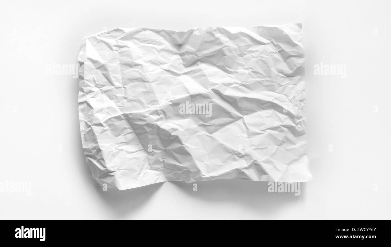 Mockup per iscrizioni, parole, grafica. Sfondo bianco astratto di carta. Primo piano di un foglio di carta bianca fortemente schiacciato con spazio per la copia. C Foto Stock
