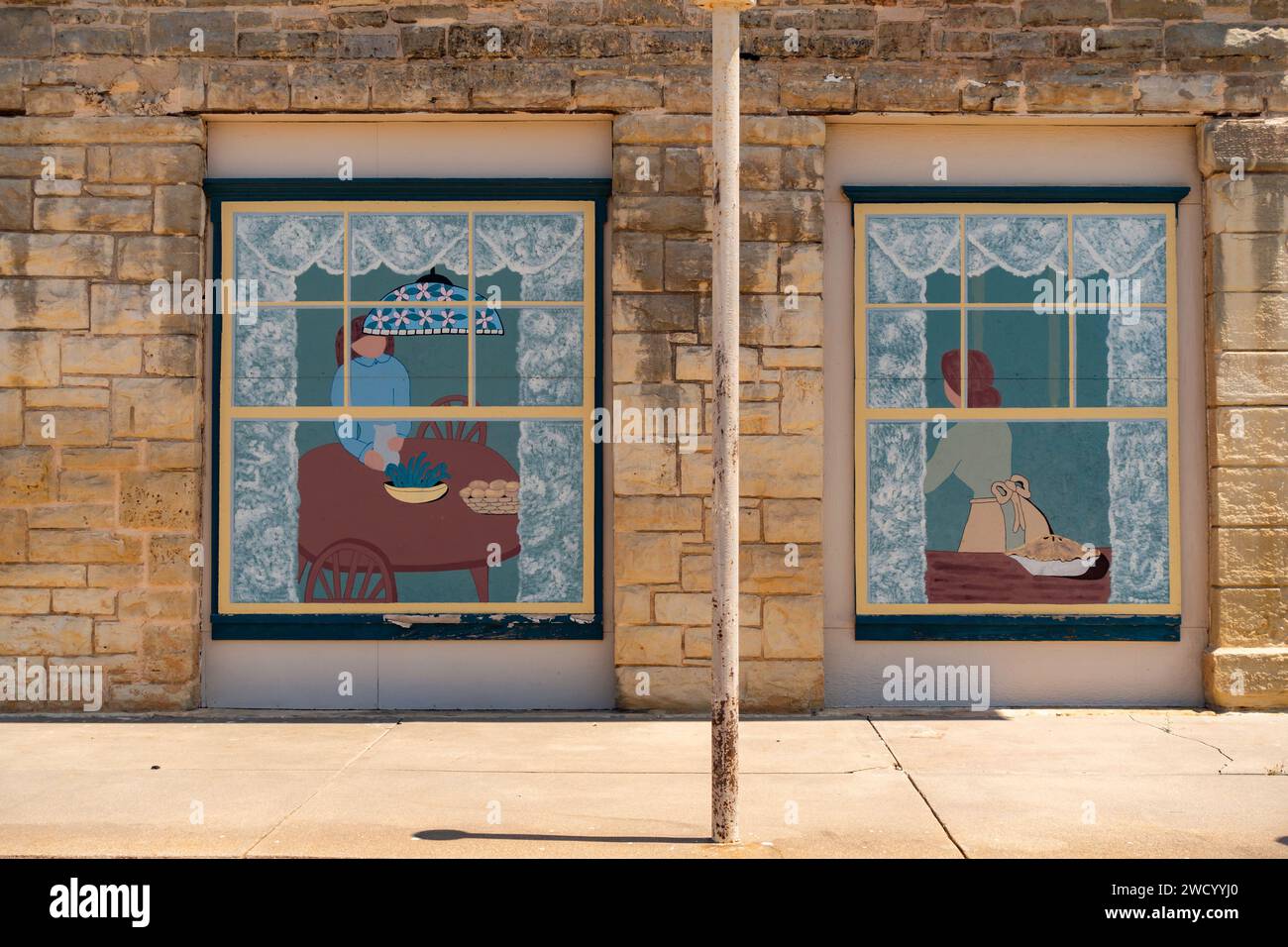 La facciata in arenaria e le finestre decorative di un'azienda chiamata Legends of America Photo Prints a Burden, Kansas, USA. Foto Stock