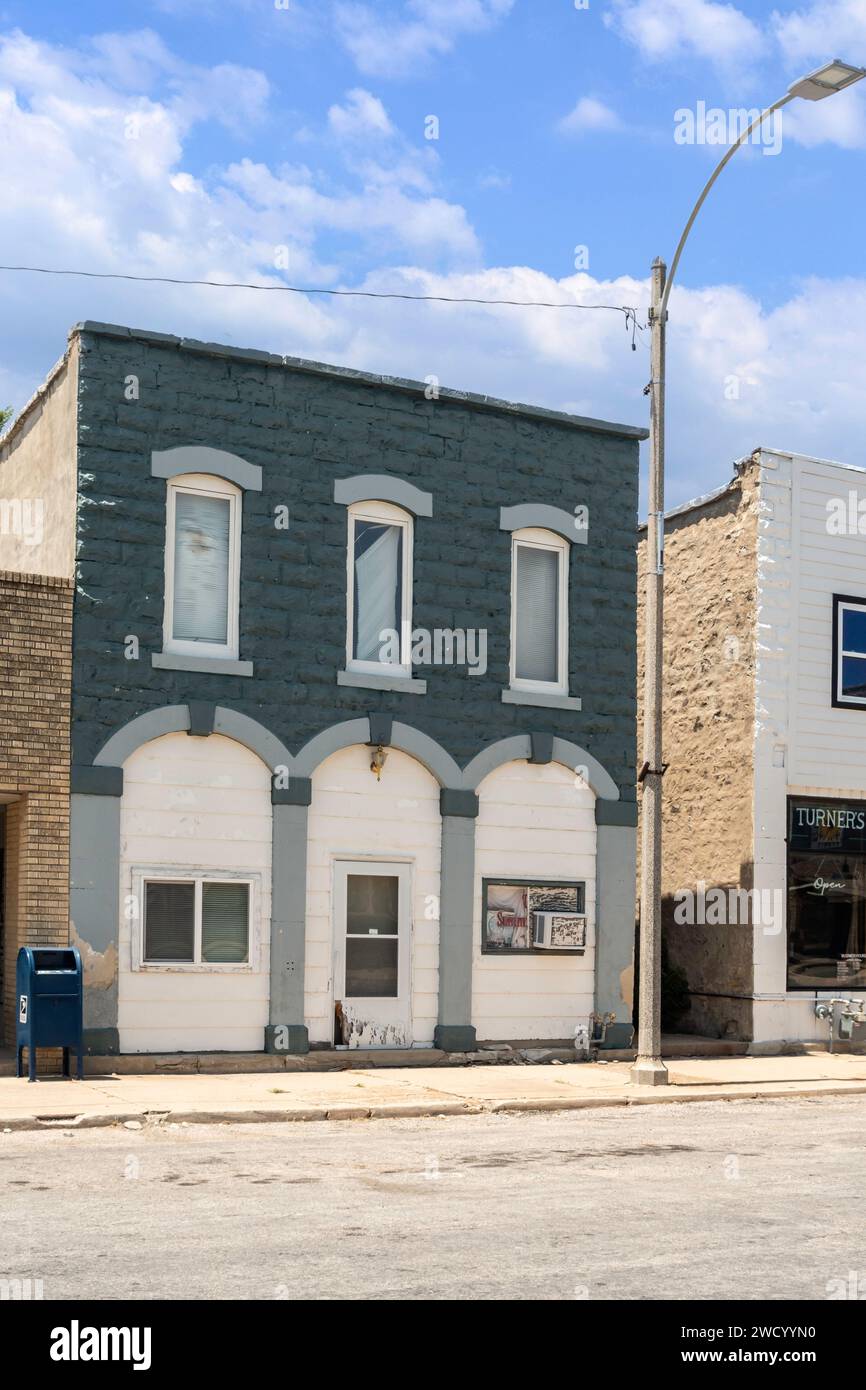 Un vecchio fardello, Kansas, popolazione 535 abitanti, edificio del centro costruito in arenaria, dipinto di grigio e bianco. USA. Foto Stock