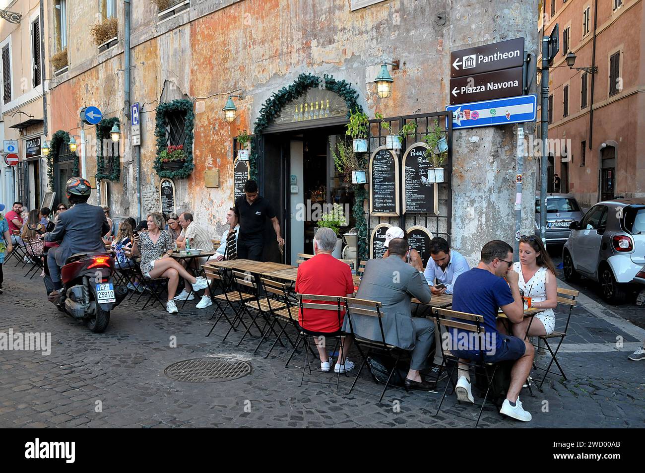 Roma / Italia _ 18..July 2019/ vita da ristorante in via dei Coronari a Roma o Roma vicino al fiume tevere a Roma Italia . (Foto..Francis Dean / Deanpicture. Foto Stock