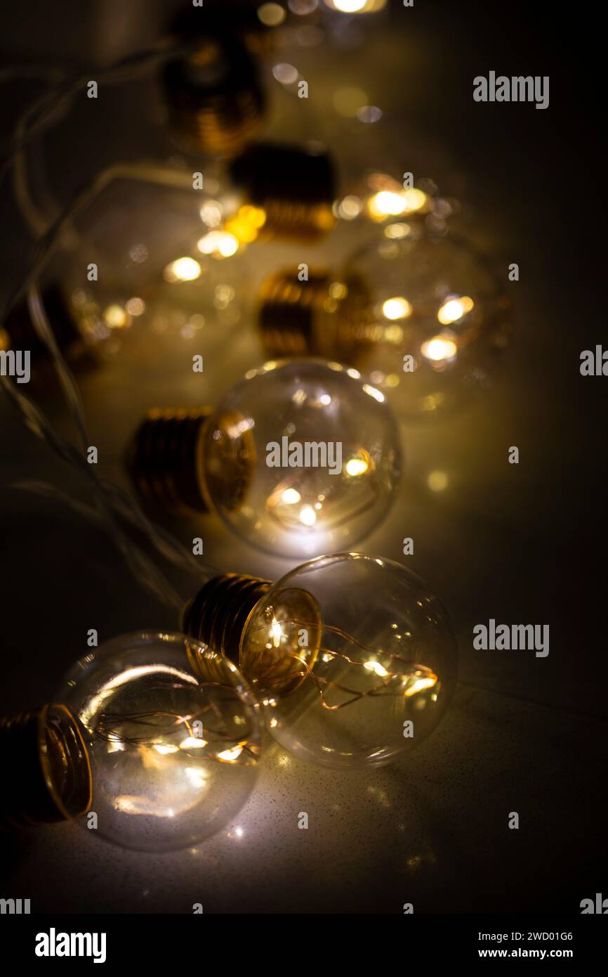 Molte bellissime lampadine sono ancora un po' luminose da vicino Foto Stock