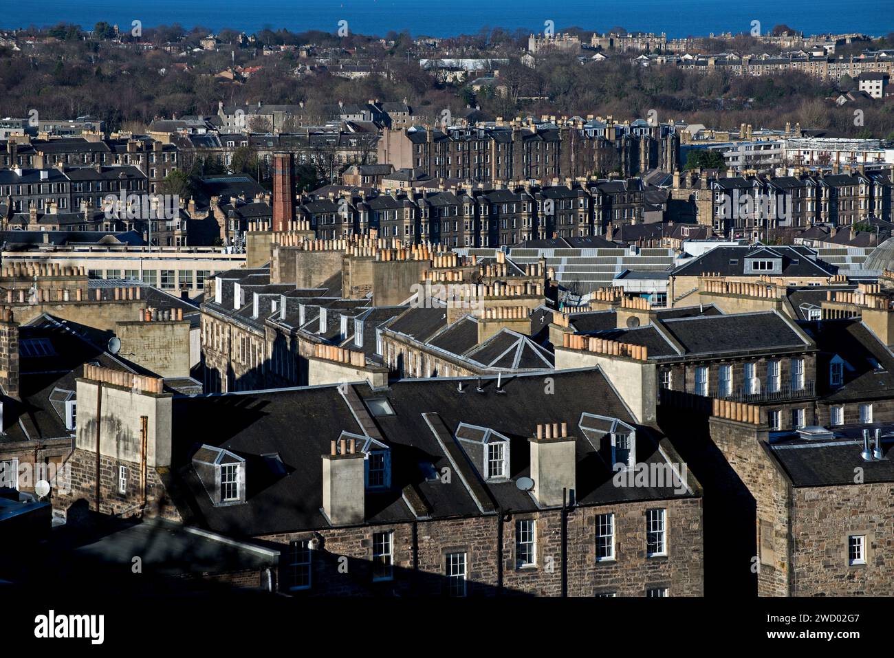 I tetti e gli appartamenti di Edimburgo sono visti da Calton Hill. Foto Stock