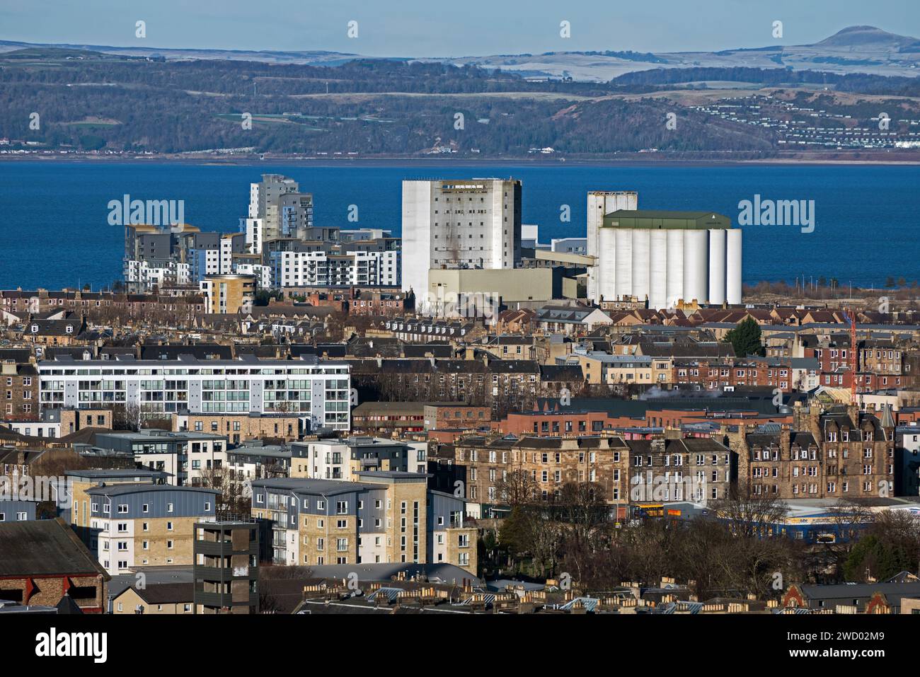 Guardando a nord da Calton Hill sui tetti di Leith fino al Firth of Forth, Edimburgo, Scozia, Regno Unito. Foto Stock