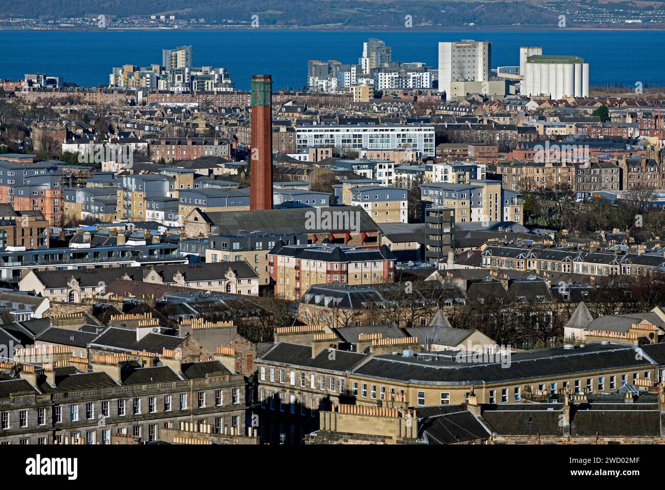 Guardando a nord da Calton Hill sui tetti di Leith fino al Firth of Forth, Edimburgo, Scozia, Regno Unito. Foto Stock