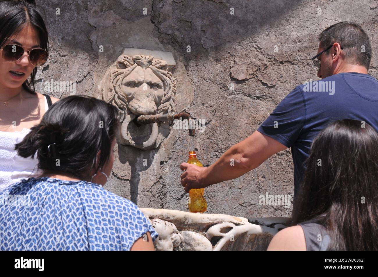 Roma / Italia   16 luglio 2019/ turisti in estate onde di caldo 31C aound Pizza del Colosseo il Colosseo a Roma nel mese di luglio 2019. Foto. Francis Dean / Deanpicture. Foto Stock