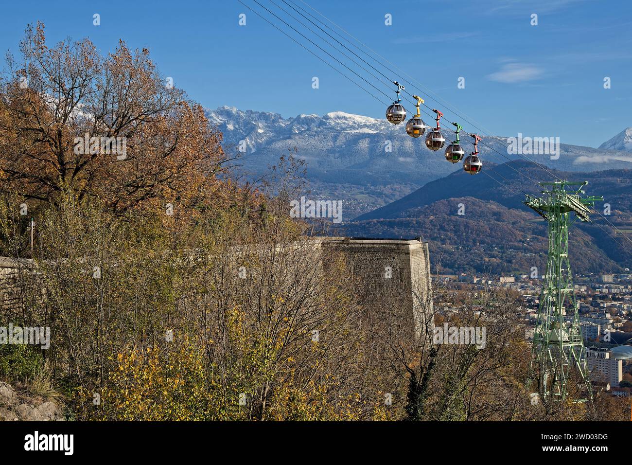 GRENOBLE, FRANCIA, 29 novembre 2023 : la funivia Bubbles sale la collina di la Bastille con paesaggi innevati sullo sfondo Foto Stock