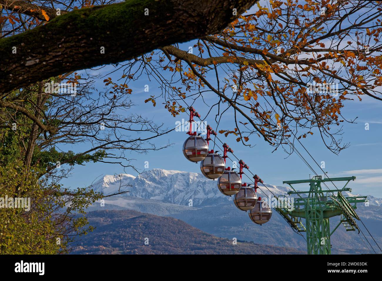 GRENOBLE, FRANCIA, 29 novembre 2023 : la funivia Bubbles sale la collina di la Bastille con paesaggi innevati sullo sfondo Foto Stock