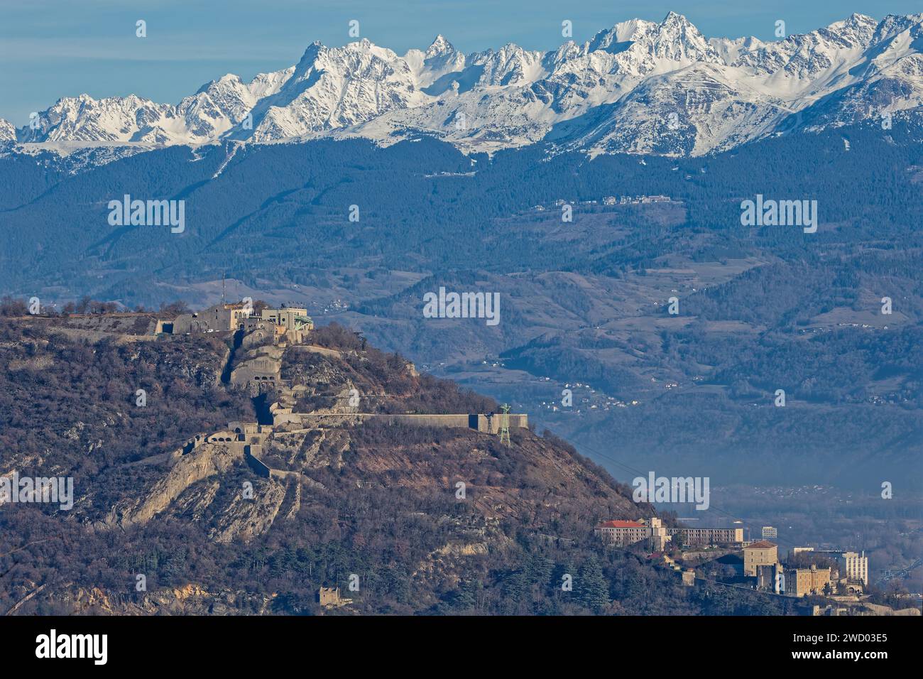 GRENOBLE, FRANCIA, 30 dicembre 2023: Fortezza di la Bastille sul paesaggio montuoso di Grenoble e Belledonne, dove si trova la stazione sciistica di Prapoutel Foto Stock