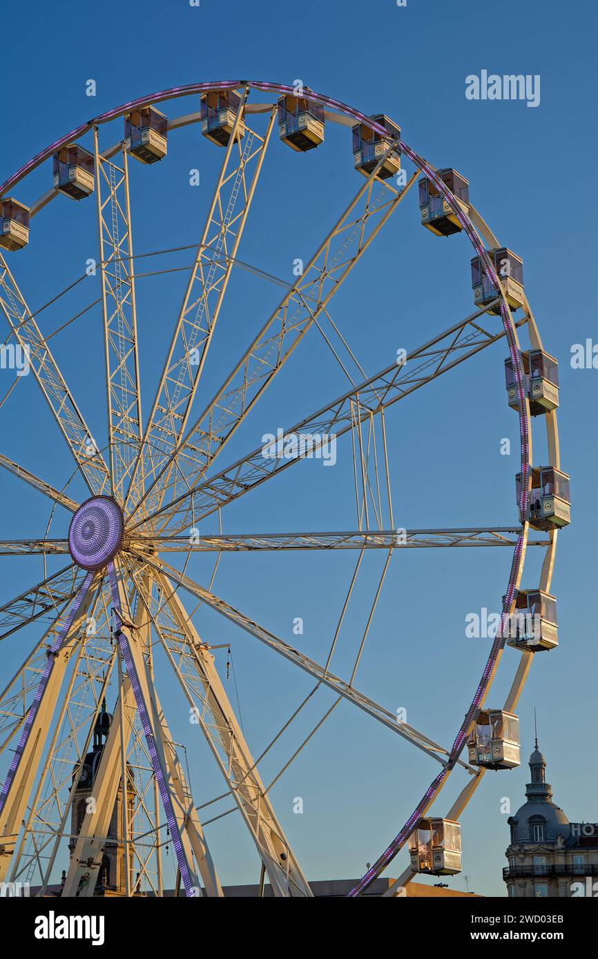 LIONE, FRANCIA, 18 dicembre 2023: La ruota panoramica di Place Bellecour nel centro della città è un intrattenimento tradizionale annuale Foto Stock