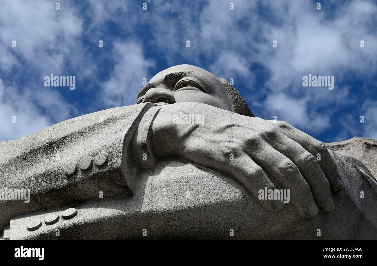 Vista da vicino verso l'alto della statua di Martin Luther King Jr., contro il cielo nuvoloso, situata nel parco West Potomac, Washington DC Foto Stock
