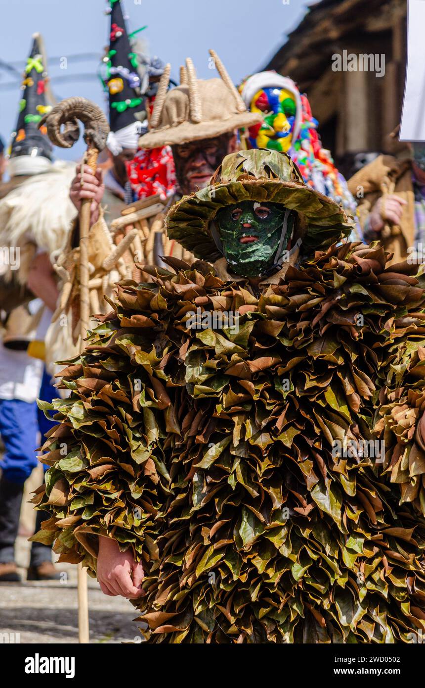 Maschere tradizionali del carnevale di la Vijanera nel villaggio di Silio, Cantabria. Foto Stock