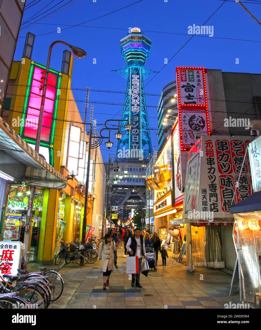 Torre Tsutenkaku e quartiere Shinsekai nel centro di Osaka, Giappone. Foto Stock