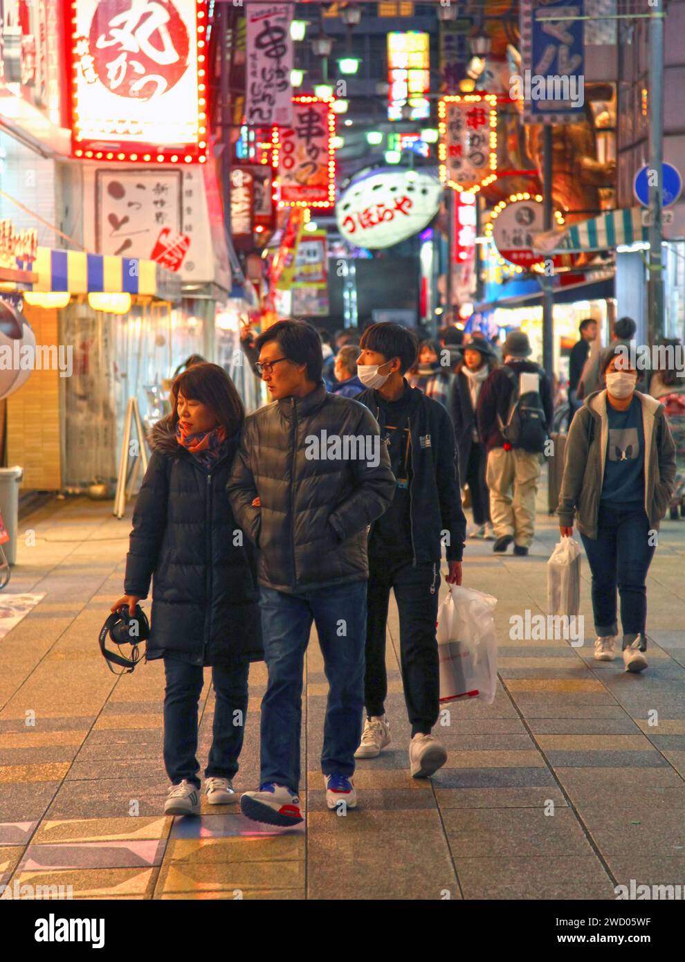 Torre Tsutenkaku e quartiere Shinsekai nel centro di Osaka, Giappone. Foto Stock