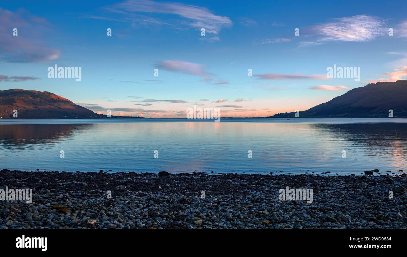 Vista da Warrenpoint, Irlanda del Nord, di un bellissimo tramonto su Carlingford Lough Foto Stock