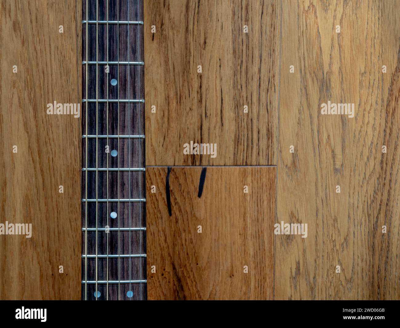 Fondo in legno con collo di chitarra. Foto Stock