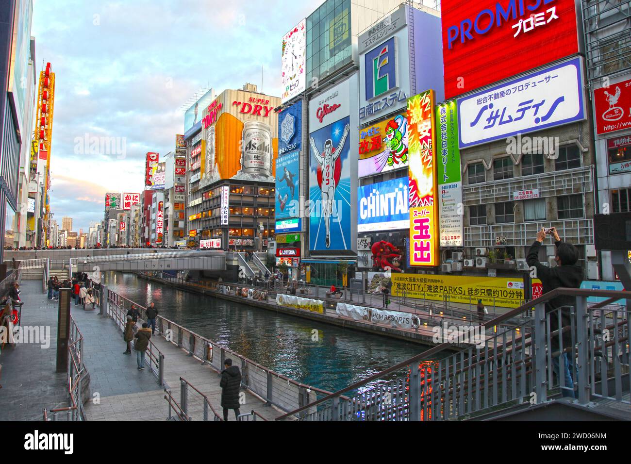 Dotonbori è la principale area turistica e notturna di Osaka, famosa per i suoi ristoranti, negozi, canali e cartelli al neon. Foto Stock