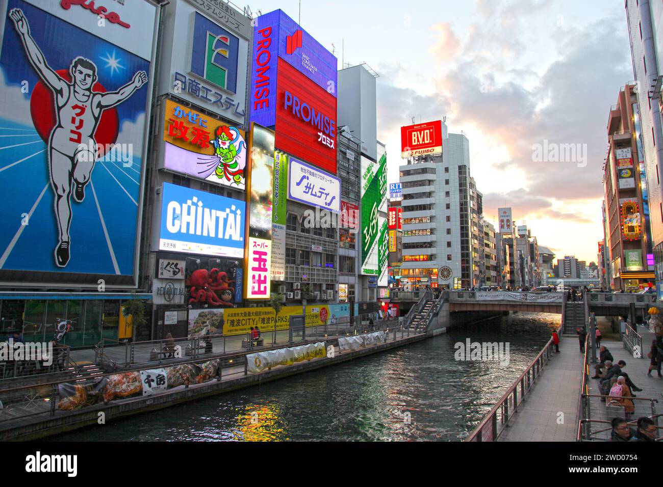Dotonbori è la principale area turistica e notturna di Osaka, famosa per i suoi ristoranti, negozi, canali e cartelli al neon. Foto Stock
