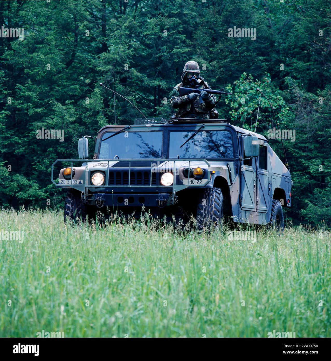 Soldato in addestramento; jeep Humvee; esercito degli Stati Uniti; Guardia nazionale della Pennsylvania; Fort Indiantown Gap; Pennsylvania, USA Foto Stock