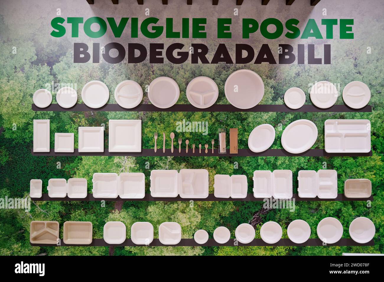 Milano, Italia - 17 gennaio 2024: Stoviglie e posate biodegradabili esposte in un negozio di articoli per la casa contro la plastica sui nostri tavoli Foto Stock