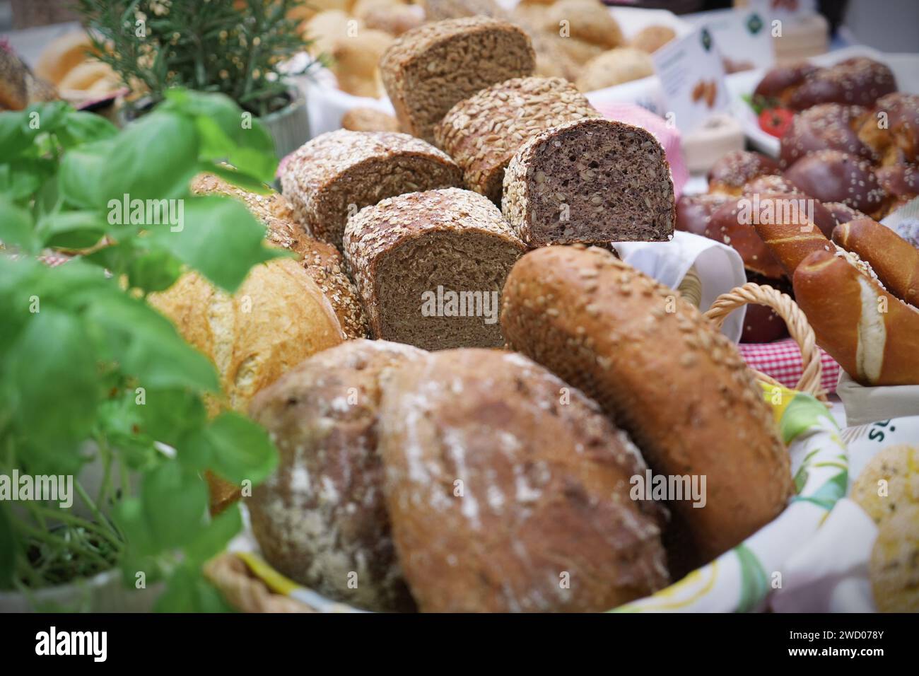Milano, Italia - 17 gennaio 2024: Pane fresco sugli scaffali in una panetteria Foto Stock