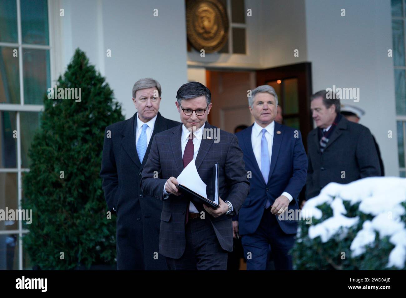 Washington, Stati Uniti. 17 gennaio 2024. Il presidente della camera Mike Johnson (R-LA) esce dopo un incontro con il presidente Joe Biden e i leader del Congresso sul sostegno all'Ucraina e al confine meridionale degli Stati Uniti alla Casa Bianca di Washington mercoledì 17 gennaio 2024. Foto di Yuri Gripas/UPI Credit: UPI/Alamy Live News Foto Stock