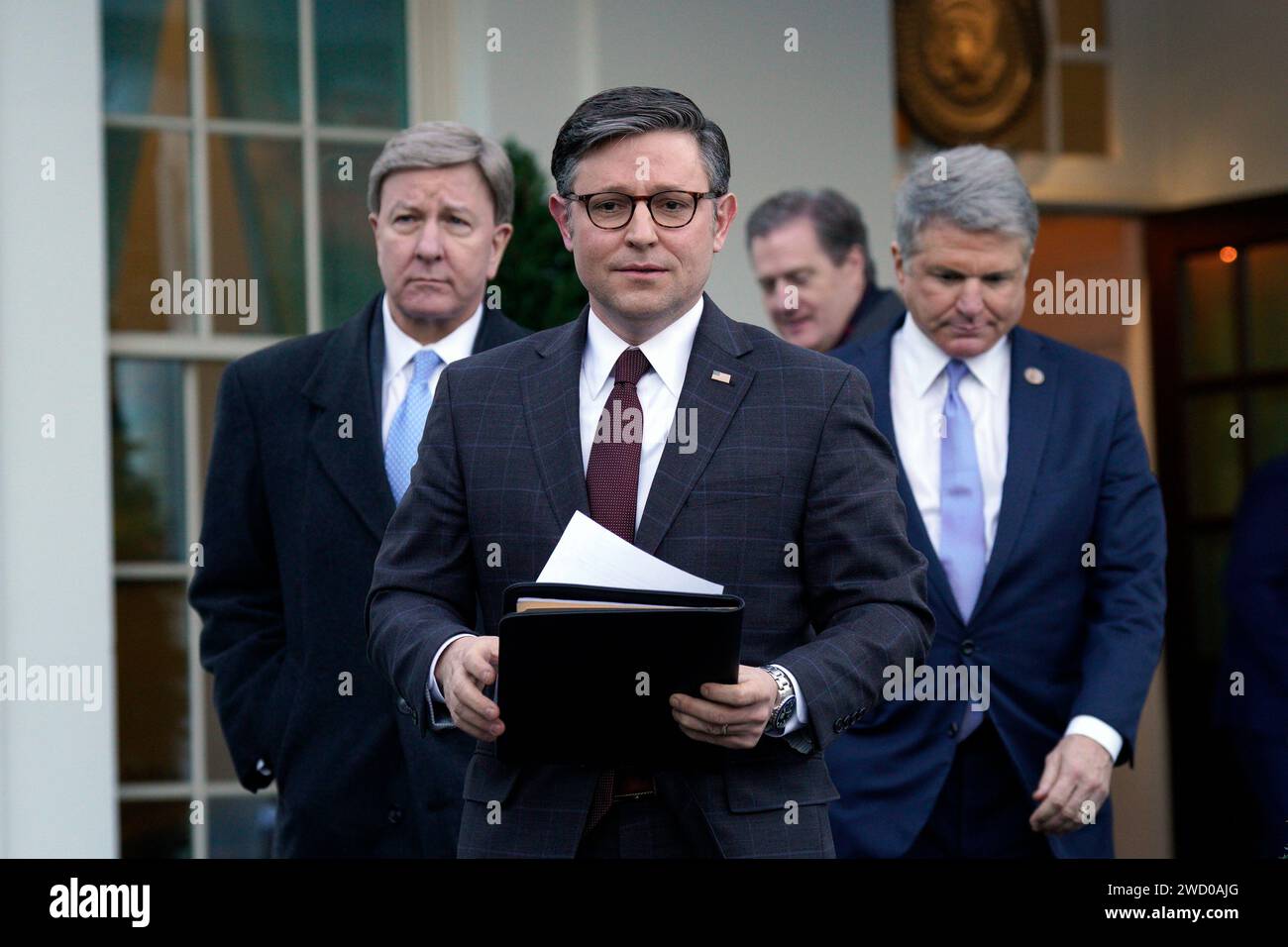 Washington, Stati Uniti. 17 gennaio 2024. Il presidente della camera Mike Johnson (R-LA) esce dopo un incontro con il presidente Joe Biden e i leader del Congresso sul sostegno all'Ucraina e al confine meridionale degli Stati Uniti alla Casa Bianca di Washington mercoledì 17 gennaio 2024. Foto di Yuri Gripas/UPI Credit: UPI/Alamy Live News Foto Stock