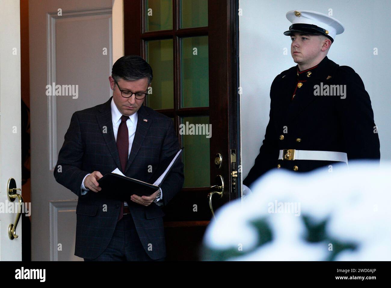 Washington, Stati Uniti. 17 gennaio 2024. Il presidente della camera Mike Johnson (R-LA) esce dopo un incontro con il presidente Joe Biden e i leader del Congresso sul sostegno all'Ucraina e al confine meridionale degli Stati Uniti alla Casa Bianca di Washington mercoledì 17 gennaio 2024. Foto di Yuri Gripas/UPI Credit: UPI/Alamy Live News Foto Stock