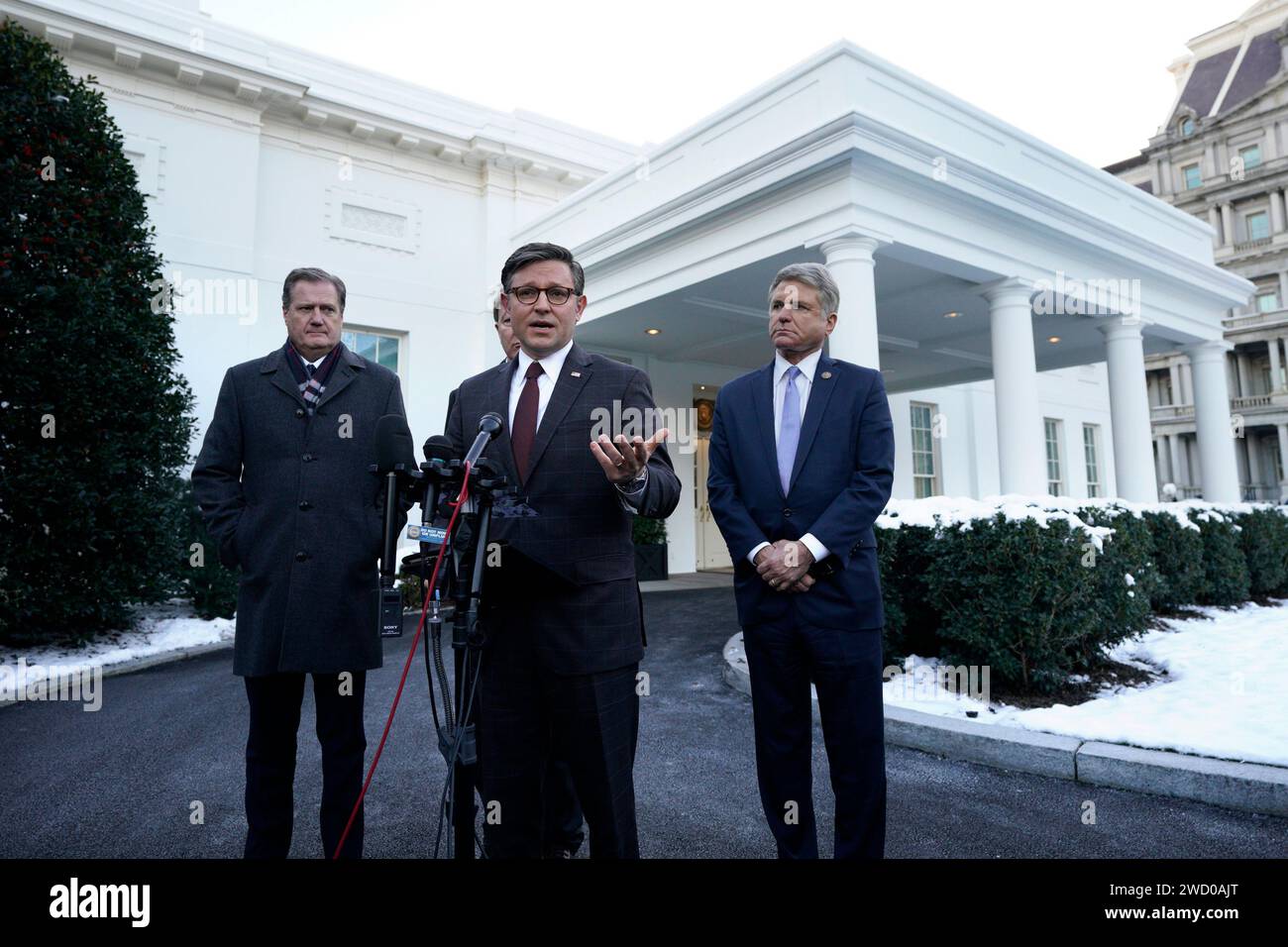 Washington, Stati Uniti. 17 gennaio 2024. Il presidente della camera Mike Johnson (R-LA) parla dopo un incontro con il presidente Joe Biden e i leader del Congresso sul sostegno all'Ucraina e al confine meridionale degli Stati Uniti alla Casa Bianca di Washington mercoledì 17 gennaio 2024. Foto di Yuri Gripas/UPI Credit: UPI/Alamy Live News Foto Stock